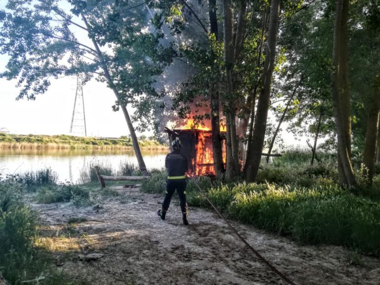 Tordesillas: Los bomberos extinguen un incendio declarado en la zona de la ermita de San Vicente