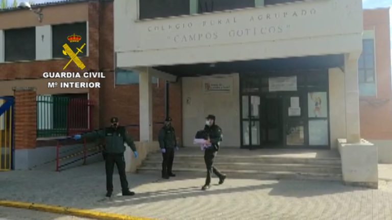 La Guardia Civil continua con el reparto de material escolar a alumnos de la provincia de Valladolid