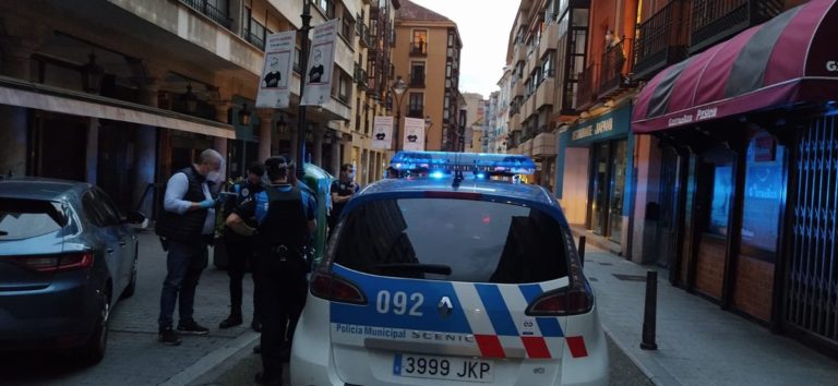 La Policía formula seis denuncias a tres matrimonios que estaban haciendo una fiesta