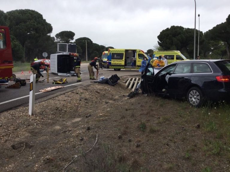 Tres heridos en un aparatoso accidente entre una furgoneta y un turismo