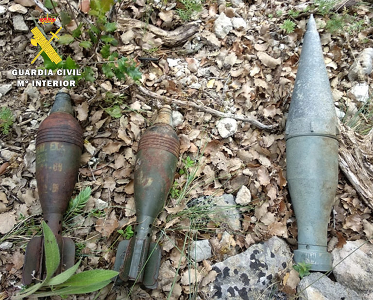 La Guardia Civil retira 2 granadas de mortero y 1 de lanzagranadas