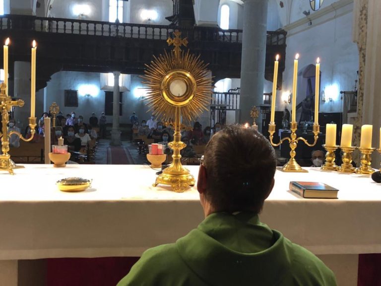 EL Corpus en Cervillego, Bobadilla y Carpio se celebra dentro de las iglesias