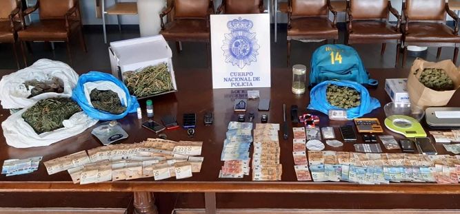 Cinco detenidos por tráfico de drogas tras el registro de cuatro pisos en varias localidades