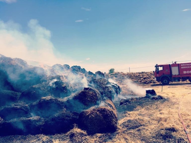 Incendio en Nueva Villa arrasa cientos de alpacas de paja
