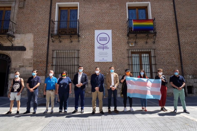 La Diputación de Valladolid coloca en su sede la bandera del colectivo LGTBI con motivo de la celebraci?n del D?a del Orgullo LGBTI.
