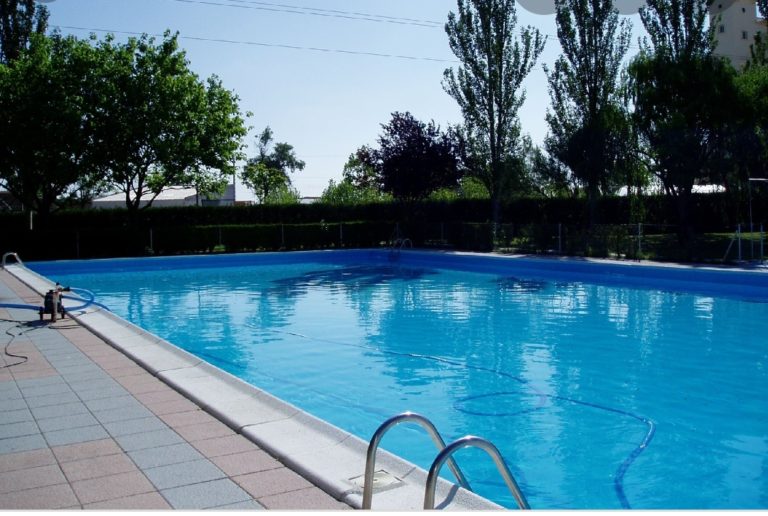 Ataquines cierra sus piscinas para «primar la salud de todos los vecinos»