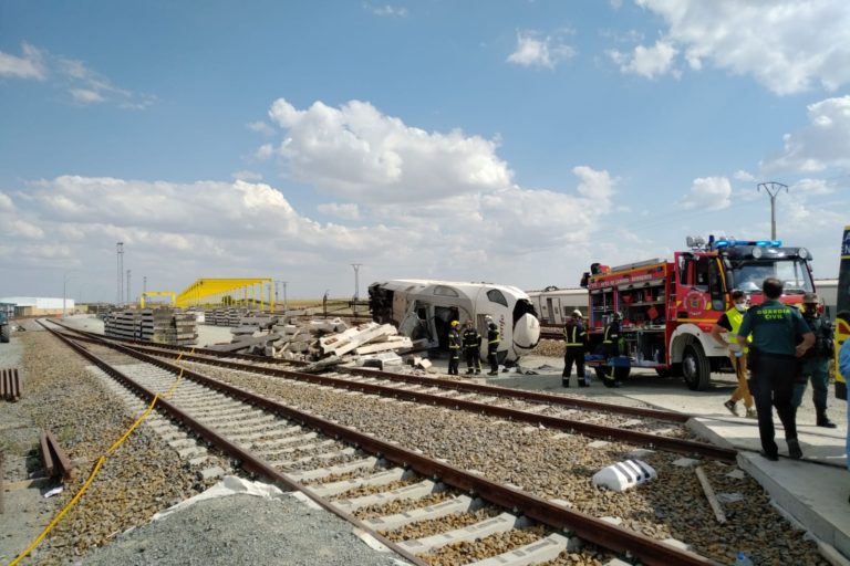 El Balance final de la colisi?n de un tren contra un turismo en La Hiniesta es dos fallecidos, un herido grave y cinco heridos leves en