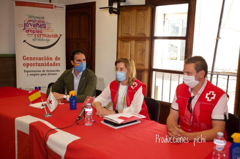 El alcalde de Medina del Campo junto con la presidenta provincial de Cruz Roja en Valladolid conocen el trabajo de la institución durante la pandemia