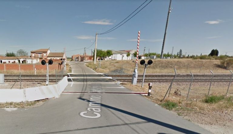 El paso a nivel de Carpio en vías de desaparecer