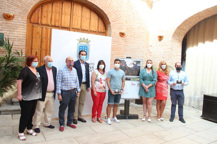 El Ayuntamiento presenta la tarjeta postal en conmemoraci?n de la Quema de Medina