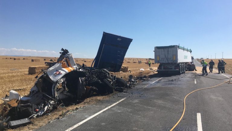 Mueren dos varones en un accidente entre dos camiones en la carretera de Pe?aranda