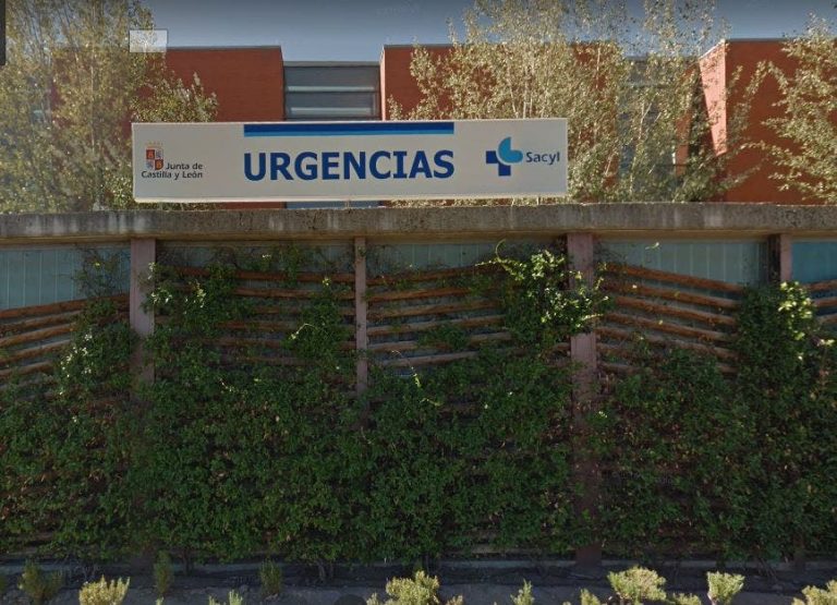 Trasladan en UVI móvil al hospital a una mujer herida en una explosión de una vivienda en Valladolid