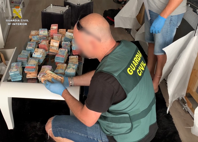 La Guardia Civil desarticula una red delictiva dedicada al tráfico de drogas entre la pen?nsula y las islas Canarias