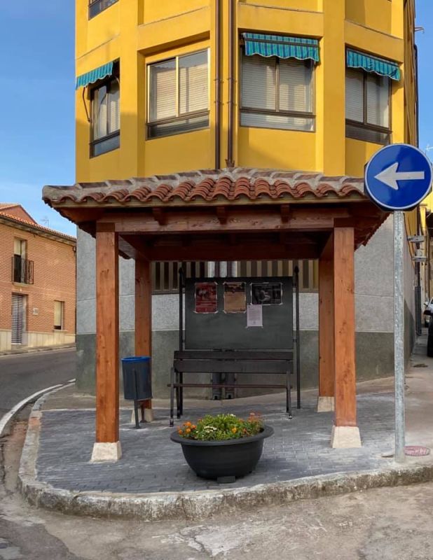 Castronu?o renueva la marquesina de la calle Real