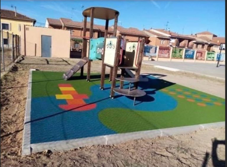 Finalizan las obras en dos parques infantiles de Nava del Rey