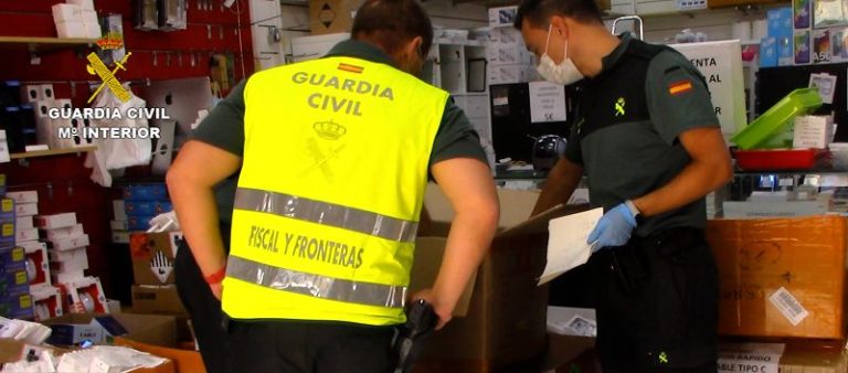 La Guardia Civil interviene en el Pol?gono Cobo Calleja más de 13.100 art?culos de telefon?a falsificados