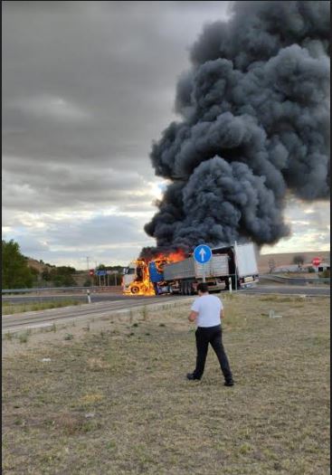 Alarmante colisi?n entre dos camiones en la N-620