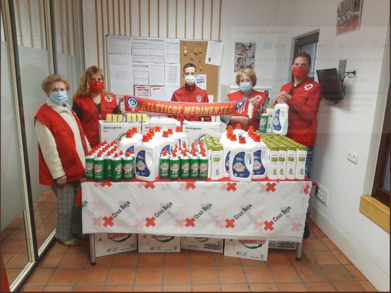 Medina del Campo: la pe?a atl?ticos medinenses donan a Cruz Roja productos de higiene para repartir entre los más necesitados