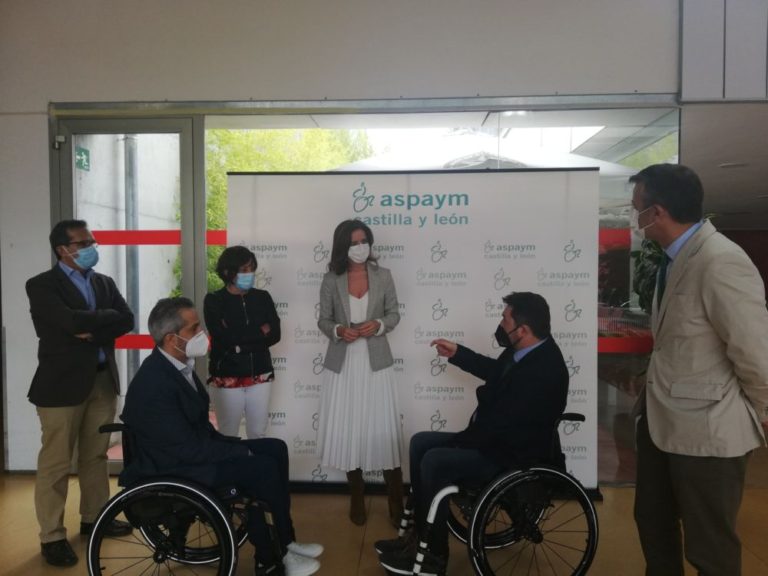 La consejera de Empleo e Industria resalta el compromiso de la Junta con los Centros Especiales de Empleo durante su visita a Javacoya, de la Fundación Aspaym
