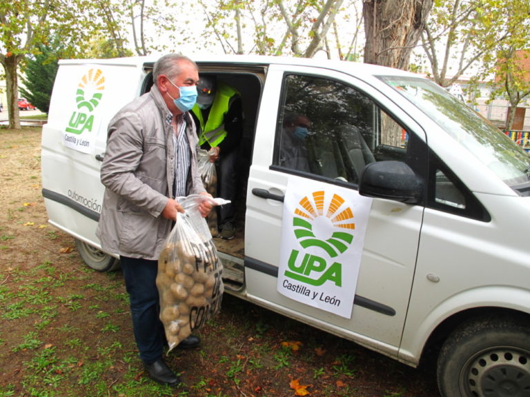 UPA Castilla y León entrega mil kilos de patatas para los más necesitados