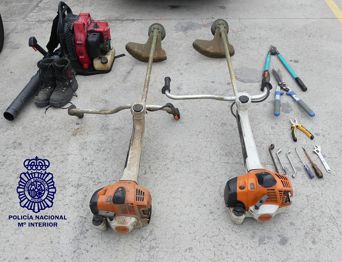 Dos detenidos por el robo con fuerza de varias herramientas de jardiner