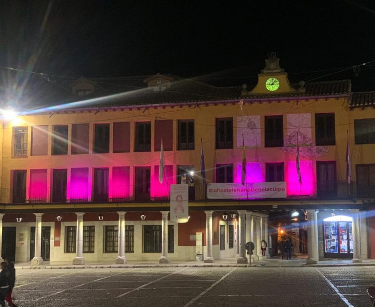 Tordesillas ilumina la fachada de la Plaza Mayor por el D?a Mundial Contra el C?ncer de Mama