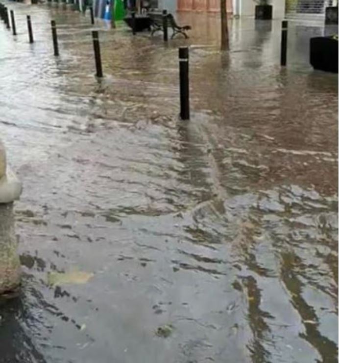 Las fuertes precipitaciones provocan riadas en las calles de Medina del Campo