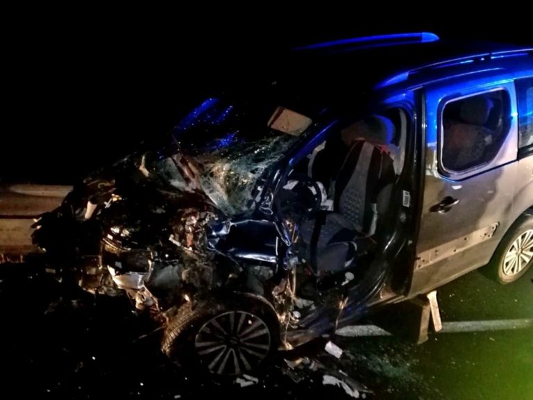 Un fallecido y un herido en una colisi?n frontal entre dos turismos