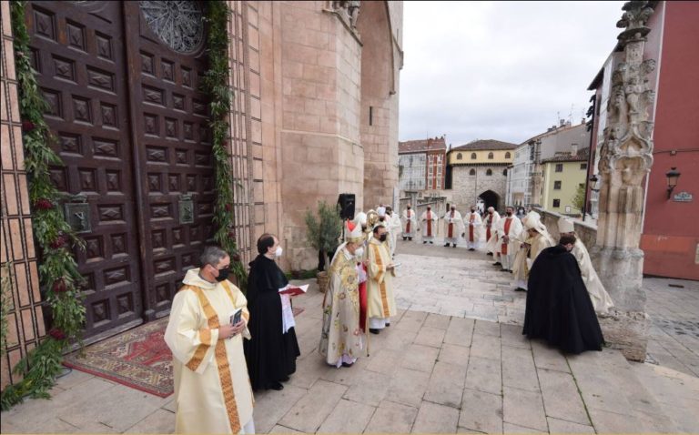 Con la apertura de la Puerta Santa del Perd?n en Burgos comienza el A?o Jubilar