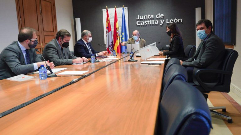 La Junta se re?ne con sectores afectados por la COVID-19 en la comunidad