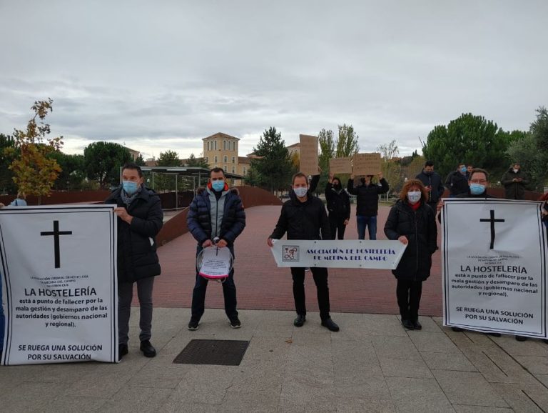 La hostelería medinense se ha manifestado frente a las Cortes de Castilla y León