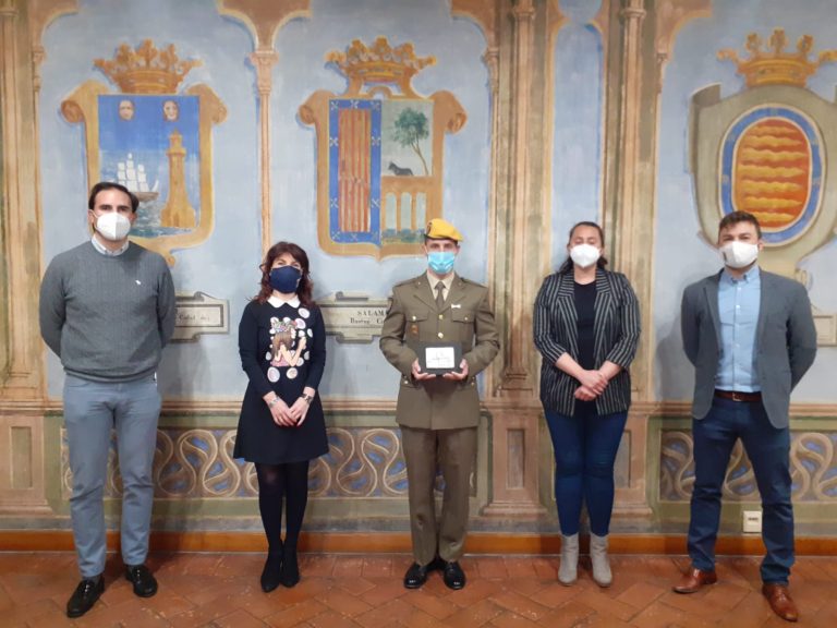 El Ayuntamiento recibe a Alberto Álvarez, miembro de la UME condecorado por la Operaci?n Balmis