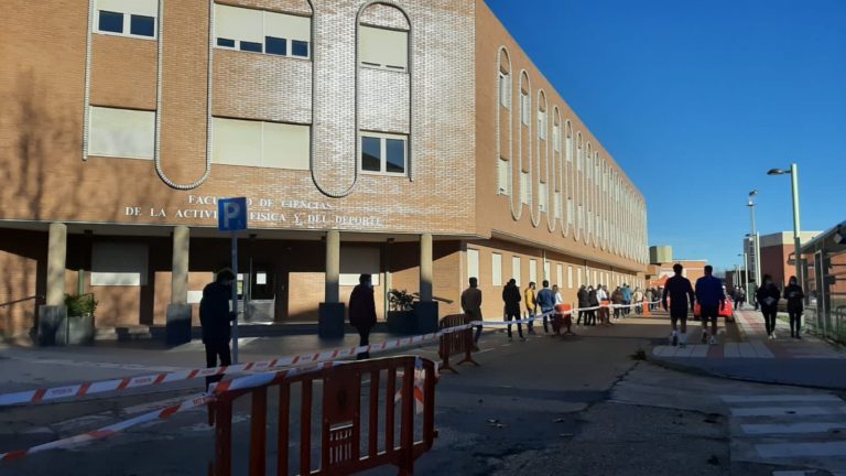 El cribado masivo realizado a 3.879 personas en la ULE arroja ocho positivos