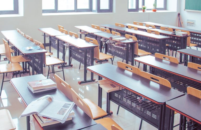 Educación cierra dos aulas por positivos en Íscar y Valladolid
