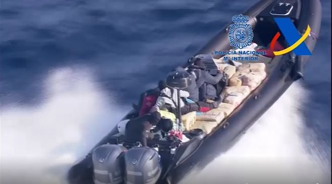 Detenidos los cinco tripulantes de una narcolancha cargada con 2.000 kilos de hach?s tras una persecuci?n en alta mar