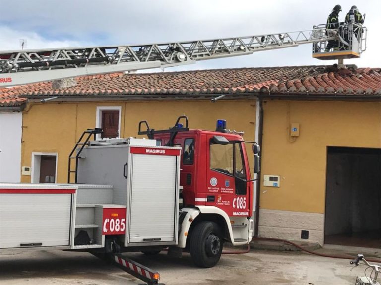 Nava del Rey: los bomberos intervienen en el incendio de la chimenea de una vivienda