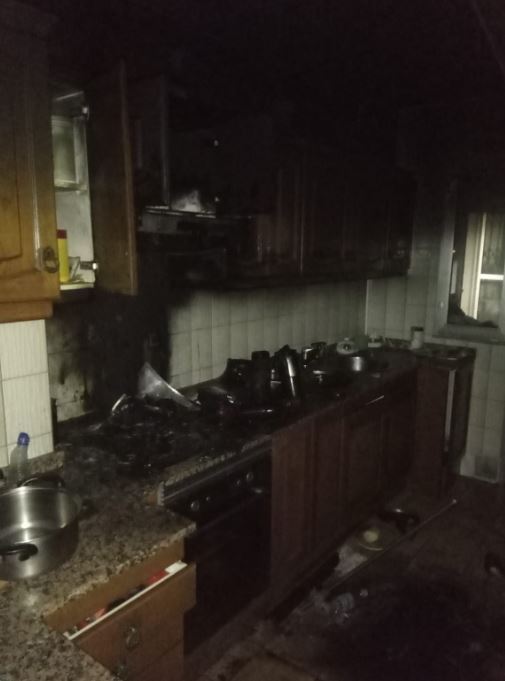 Una mujer es trasladada al Hospital por inhalar humo en el incendio de una vivienda en Ponferrada