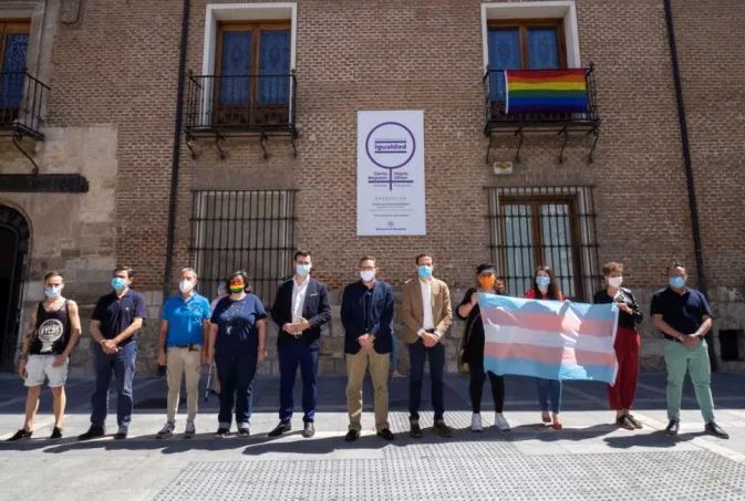El Juez condena a la Diputación de Valladolid por colgar la bandera LGTBI en su fachada