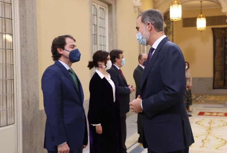 Mañueco destaca el papel de la RAE en la defensa de la lengua española