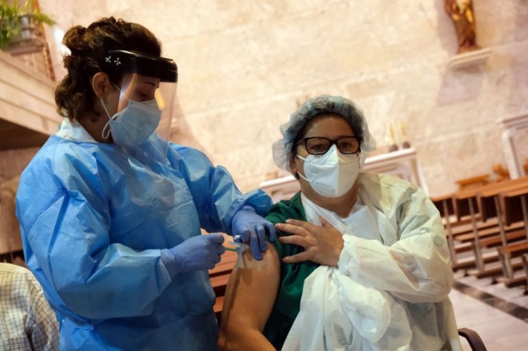 Castilla y León inicia el primer ciclo de vacunación frente a la COVID-19
