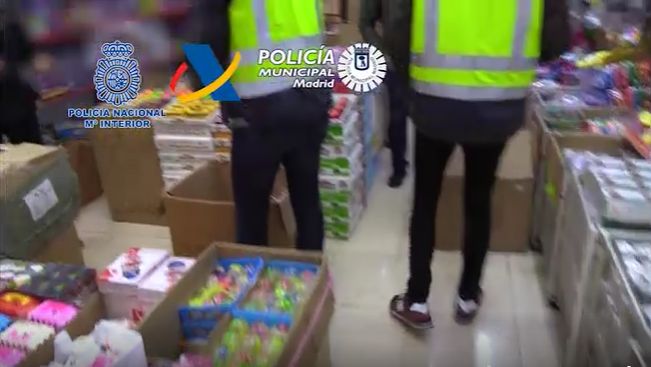 Desmantelado uno de los mayores centros de distribuci?n de juguetes y productos sanitarios ilegales de Madrid
