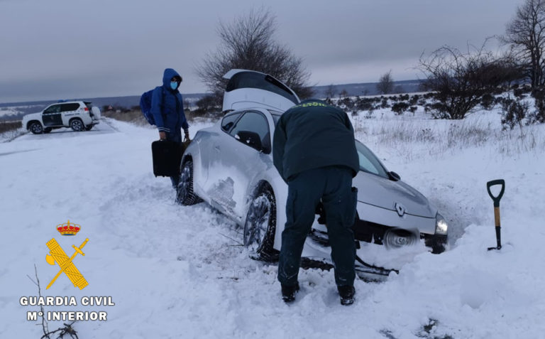 La Guardia Civil auxilia a dos ciudadanos suizos desorientados y atrapados en la cuneta por la nieve