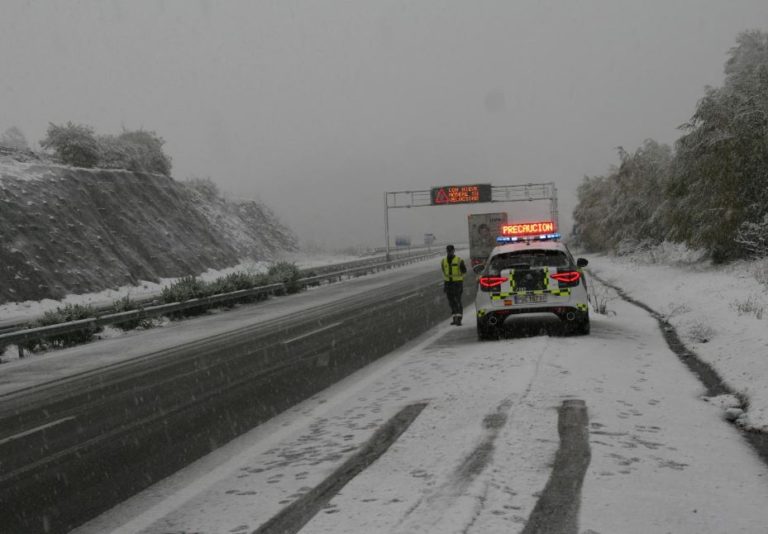Tráfico pide adelantar el regreso del puente ante la previsión de nevadas en la mitad norte de España