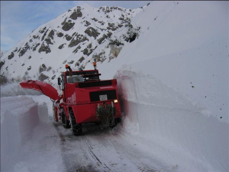 Mitma dispone de 802 quitanieves y 154.449 toneladas de fundentes para hacer frente a las nevadas de Castilla y León y otras comunidades
