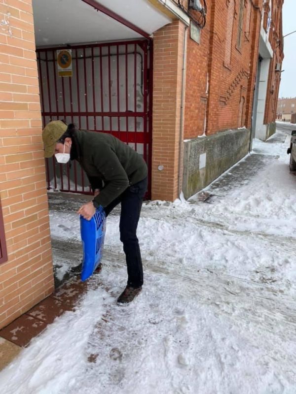 Contin?an las labores de limpieza de nieve y hielo en Medina del Campo
