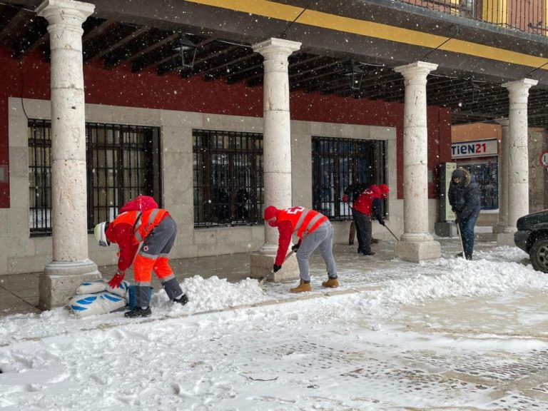 Cruz Roja colabora en la retirada de nieve y reparto de comida en Tordesillas
