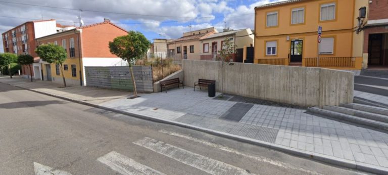 Los vecinos de «Las Claras» solicitan la poda de sus árboles