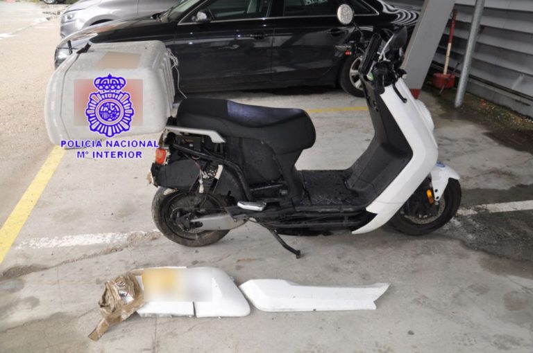 La Policia Nacional recupera un ciclomotor y detiene al presunto culpable