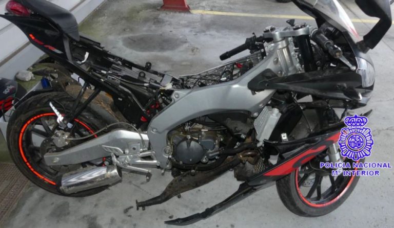 La Policía Nacional recupera un ciclomotor sustraído y detiene a dos individuos