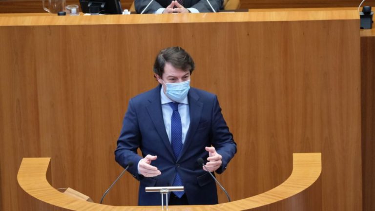 El TSJCyL rechaza una querella contra Mañueco por prevaricación tras adelantar el toque de queda
